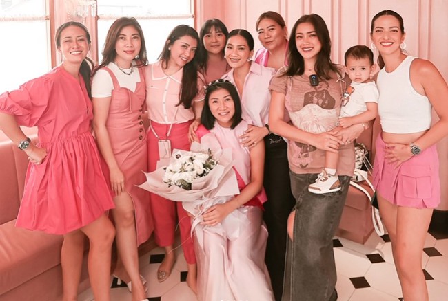 Momen baby shower tersebut sekaligus menjadi ajang reuni bagi para anggota Girls Squad. Jessica Iskandar yang sudah lama tak terlihat ikut kumpul bareng Girls Squad pun tampak kembali hadir. Foto: Instagram/@theresawienathan