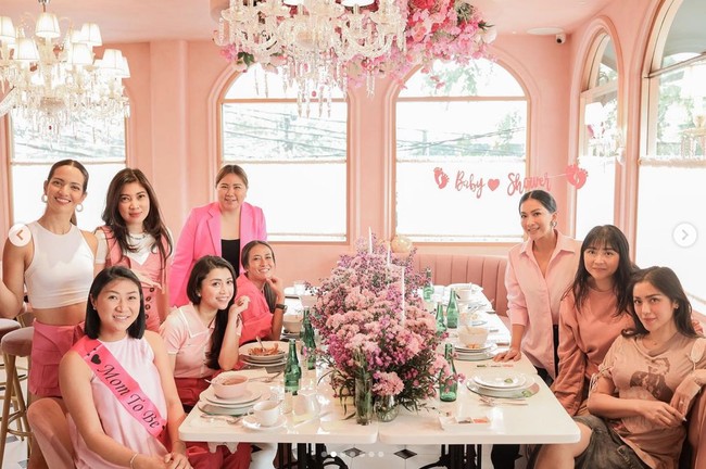 Sudah lama tak berkumpul bersama, tak sedikit yang mengira jika geng Girls Squad Nia Ramadhani itu sudah bubar. Melalui keterangan unggahannya Nia sendiri mengatakan bahwa walaupun arisan Girls Squad sudah berhenti, namun gengnya itu tetap akan terus berteman dan tidak bubar. Foto: Instagram/@theresawienathan