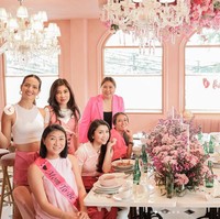 Sudah lama tak berkumpul bersama, tak sedikit yang mengira jika geng Girls Squad Nia Ramadhani itu sudah bubar. Melalui keterangan unggahannya Nia sendiri mengatakan bahwa walaupun arisan Girls Squad sudah berhenti, namun gengnya itu tetap akan terus berteman dan tidak bubar. Foto: Instagram/@theresawienathan