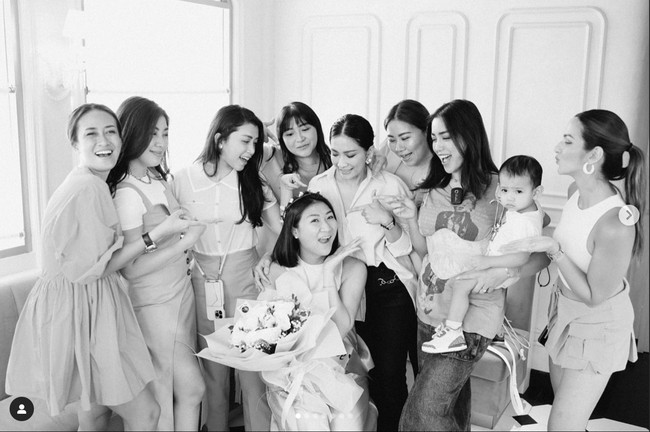 Jessica Iskandar yang kini sudah kembali pindah ke Jakarta setelah sebelumnya tinggal di Bali juga tampak hadir dengan membawa anak keduanya, baby Don. Dalam foto tampak para anggota Girls Squad berpose bersama. Foto: Instagram/@theresawienathan
