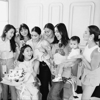 Jessica Iskandar yang kini sudah kembali pindah ke Jakarta setelah sebelumnya tinggal di Bali juga tampak hadir dengan membawa anak keduanya, baby Don. Dalam foto tampak para anggota Girls Squad berpose bersama. Foto: Instagram/@theresawienathan