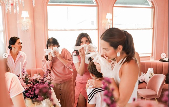 Potret keseruan acara baby shower girls squad. Terlihat para anggotanya yang sedang asik mengikut beragam rangkaian acara, salah satunya bermain dengan popok bayi. Foto: Instagram/@theresawienathan