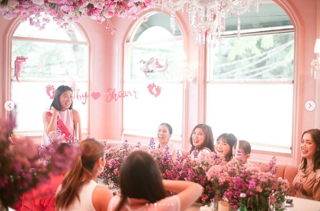 Bisa kembali berkumpul bersama, ekspresi bahagia terlihat jelas di wajah para anggota girls squad. Theresa juga tampak begitu bersemangat mengikuti berbagai acara kejutan baby showernya itu. Foto: Instagram/@theresawienathan