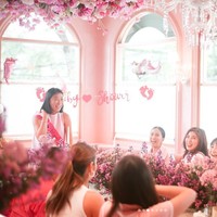 Bisa kembali berkumpul bersama, ekspresi bahagia terlihat jelas di wajah para anggota girls squad. Theresa juga tampak begitu bersemangat mengikuti berbagai acara kejutan baby showernya itu. Foto: Instagram/@theresawienathan