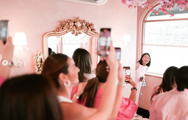 Geng Nia Ramadhani, Girls Squad tampak kembali berkumpul untuk memberikan kejutan baby shower bagi salah satu anggotanya, Theresa Wienathan, yang akan segera melahirkan. Terlihat para anggota yang hadir kompak mengenakan pakaian bernuansa merah muda, sesuai dengan dekorasi di tempat acara berlangsung. Foto: Instagram/@theresawienathan