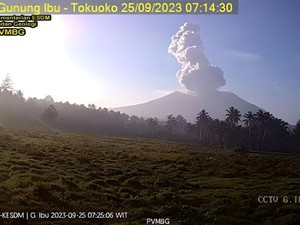Gunung Ibu di Malut Erupsi, Keluarkan Abu Setinggi 1,5 Km