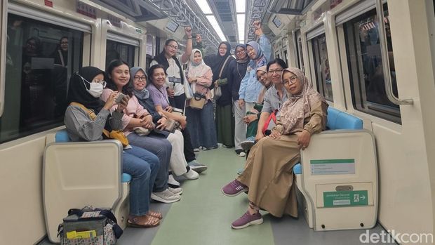 Ibu-ibu menikmati suasana di LRT.