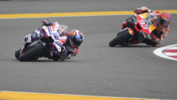 Prima Pramac Racing (Ducati) team Spanish rider Jorge Martín , FRONT, AND Repsol Honda Team Spanish rider Marc Marquez compete at the qualifying rounds during Moto GP Bharat in Greater Noida, on the outskirts of New Delhi, India Saturday, Sept. 23, 2023. (AP Photo/Manish Swarup)