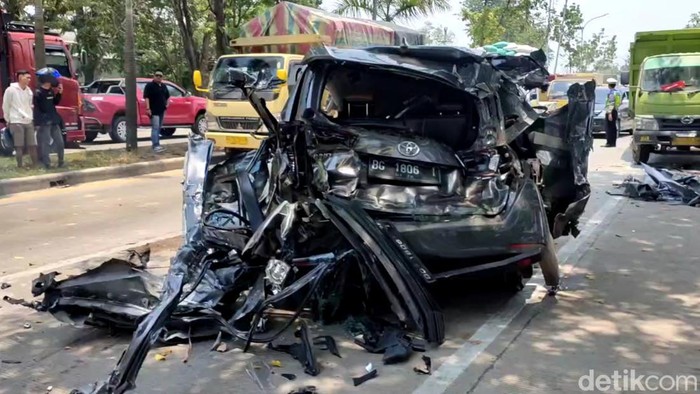 Innova hantam 2 dump truck di Jalinsum Palembang.
