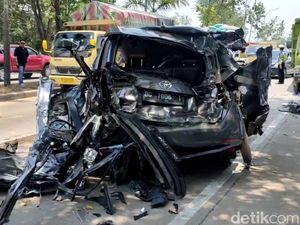 Innova Remuk Usai Tabrak 2 Dump Truck, Begini Kondisi Para Korban