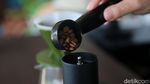 Interaksi Tanpa Batas di Toko Kopi Tjaraka