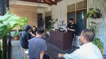 Interaksi Tanpa Batas di Toko Kopi Tjaraka