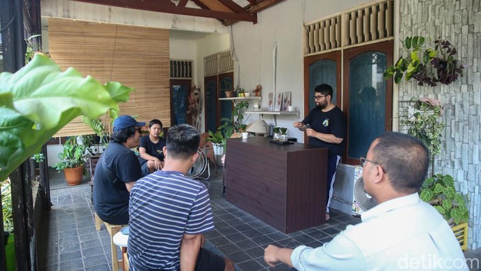 Interaksi Tanpa Batas di Toko Kopi Tjaraka Interaksi Tanpa Batas di Toko Kopi Tjaraka