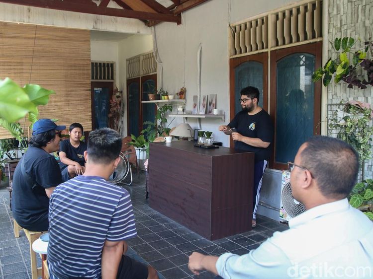 Interaksi Tanpa Batas di Toko Kopi Tjaraka