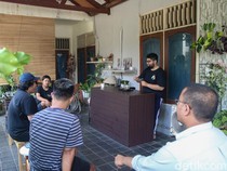 Interaksi Tanpa Batas di Toko Kopi Tjaraka