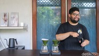 Kevin Ananda pemilik Toko Kopi Tjaraka tengah menyeduh kopi dengan teknik V60, Jakarta, Senin (25/9/2023).