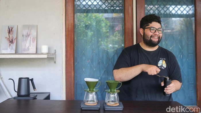 Interaksi Tanpa Batas di Toko Kopi Tjaraka Interaksi Tanpa Batas di Toko Kopi Tjaraka