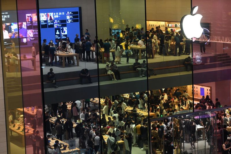 BEIJING, CHINA - SEPTEMBER 22: Customers crowd the Sanlitun Apple store during the first day of sale of the iPhone 15 series smartphones on September 22, 2023 in Beijing, China. (Photo by Deng Yinming/VCG via Getty Images)