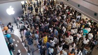 Melansir Reuters, media lokal melaporkan antrean pengunjung Apple Store di kawasan perbelanjaan Nanjing Timur, Shanghai, mulai terbentuk pada pukul 5 pagi. Meski mendapatkan antusiasme cukup tinggi, namun beberapa pembeli mengaku kecewa dengan fitur-fitur yang dimiliki iPhone 15. VCG via Getty Images/VCG