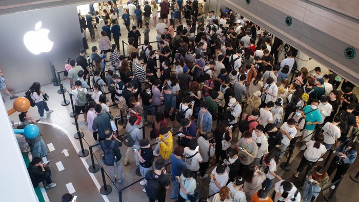 SHANGHAI, CHINA - SEPTEMBER 22: Customers crowd an Apple store during the first day of sale of the iPhone 15 series smartphones on September 22, 2023 in Shanghai, China. (Photo by VCG/VCG via Getty Images)