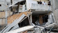 Sementara itu Tentara Israel mengonfirmasi pihaknya melakukan aktivitas kontra-terorisme di wilayah pendudukan. Israel juga mengonfirmasi seorang tentara terluka ringan akibat pecahan peluru dalam bentrokan di kamp pengungsi Nur Shams dekat kota tersebut. REUTERS/Raneen Sawafta  