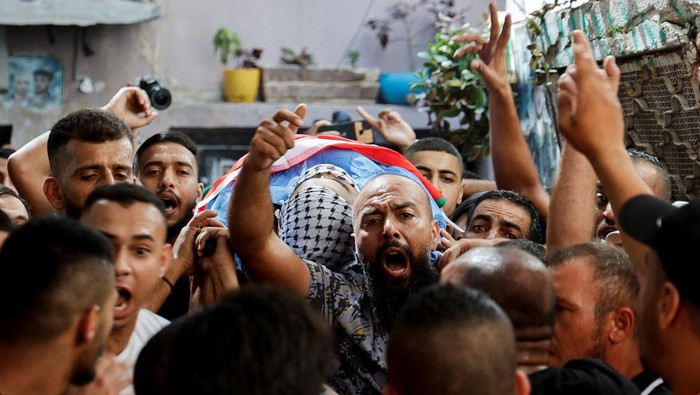 SENSITIVE MATERIAL. THIS IMAGE MAY OFFEND OR DISTURB Mourners attend the funeral of two Palestinians, including a fighter of the Islamist Hamas group, who were killed in an Israeli raid, in Tulkarm in the Israeli-occupied West Bank September 24, 2023. REUTERS/Raneen Sawafta