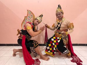 Kompak! Ayah dan Anak Ini Lulus Bareng dari Teknik Elektro ITS