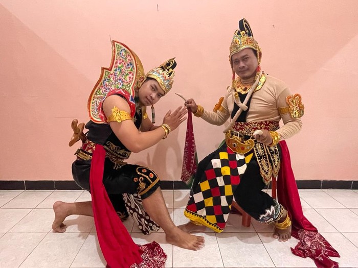 Potret Sahal dan Usama, ayah dan anak yang wisuda bareng dari ITS.