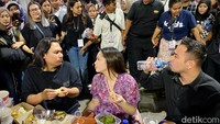 Di hari pertama pembukaan, penghujung terpantau membludak. Bahkan tenant Rojo Sambel dan Nasi Goreng Upiak langsung ludes tak tersisa. Foto: detikcom/Riska Fitria