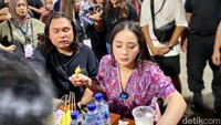 Seperti yang terlihat dari momen ini. Meja mereka langsung ramai disebut pengunjung yang ingin menyaksikan aksi mukbang Nagita dan Keanu. Foto: detikcom/Riska Fitria