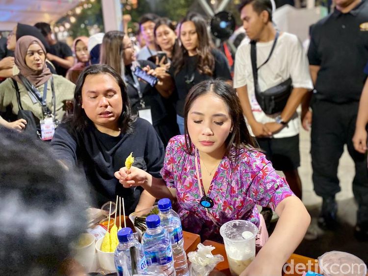 Begini Aksi Nagita Slavina dan Keanu Mukbang di Jajarans Festival