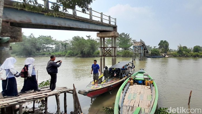 Jembatan penghubung dua dusun roboh sebabkan 500 warga terisolir