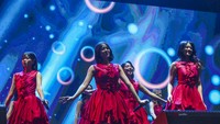 Tampil full member para personel JKT48 hadir mengenakan pakaian serba merah. Foto: Rifkianto Nugroho/detikcom
