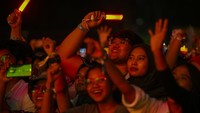 Nampak para penonton juga antusias dengan memainkan stick lampnya. Foto: Rifkianto Nugroho/detikcom