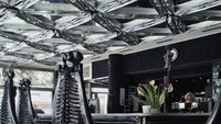Bagi penggemar konspirasi alien, rasanya akan cocok datang ke sini. Kafe bernama HR Giger Bar di Chur, Swiss, mengusung konsep UFO dan alien di pada seluruh komponen kafe. Foto: Travel + Leisure