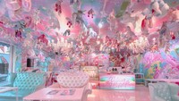 Serba unicorn! Sesuai dengan namanya Unicorn Cafe di Bangkok, Thailand menghadirkan unicorn di seluruh penjuru kafe. Langit-langitnya seolah hujan boneka unicorn. Foto: Travel + Leisure