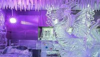 Masuk ke kafe bernama Chillout Ice Lounge di Dubai ini kamu harus bersiap kedinginan. Pahatan es yang indah memenuhi sudut ruangannya. Foto: Travel + Leisure