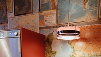 Kafe bernama Laundromat Cafe di Denmark ini menyajikan makanan, permainan papan, buku, hingga mesin cuci. Para pelanggan yang datang diperbolehkan hangout sambil mencuci pakaiannya. Foto: Travel + Leisure