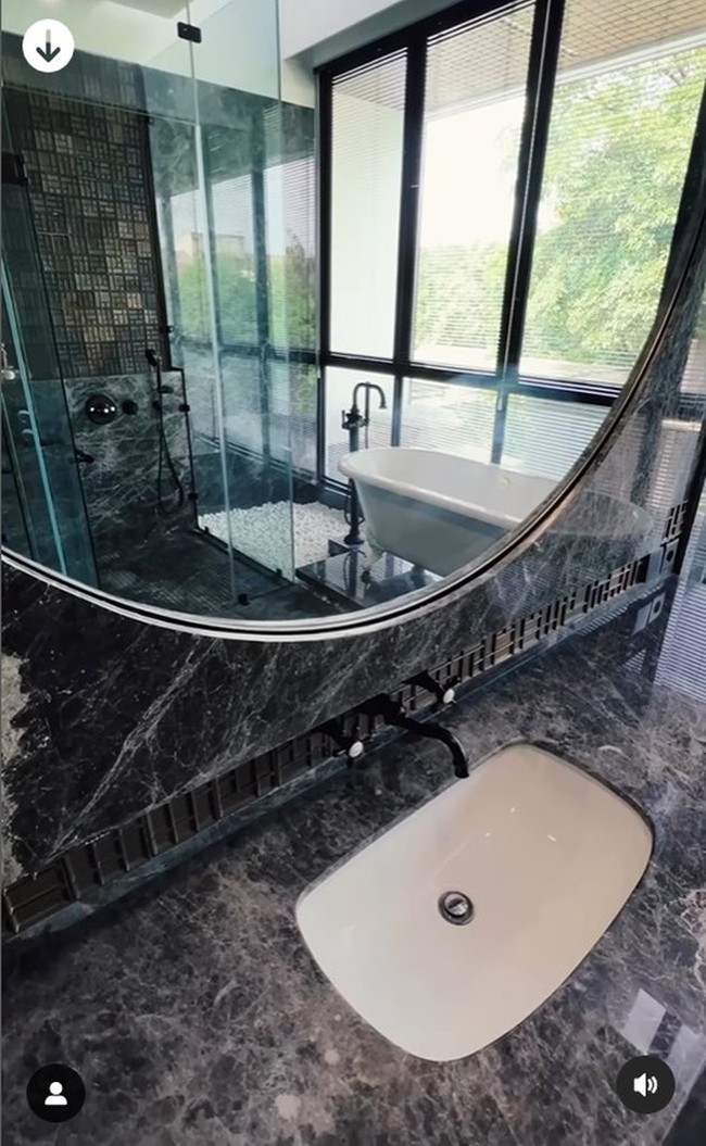 Kamar mandi Rachel Vennya bernuansa modern yang didekorasi dengan banyak kaca. Terlihat transparan dari dalam ruangan. Foto: Instagram @rachelvennya