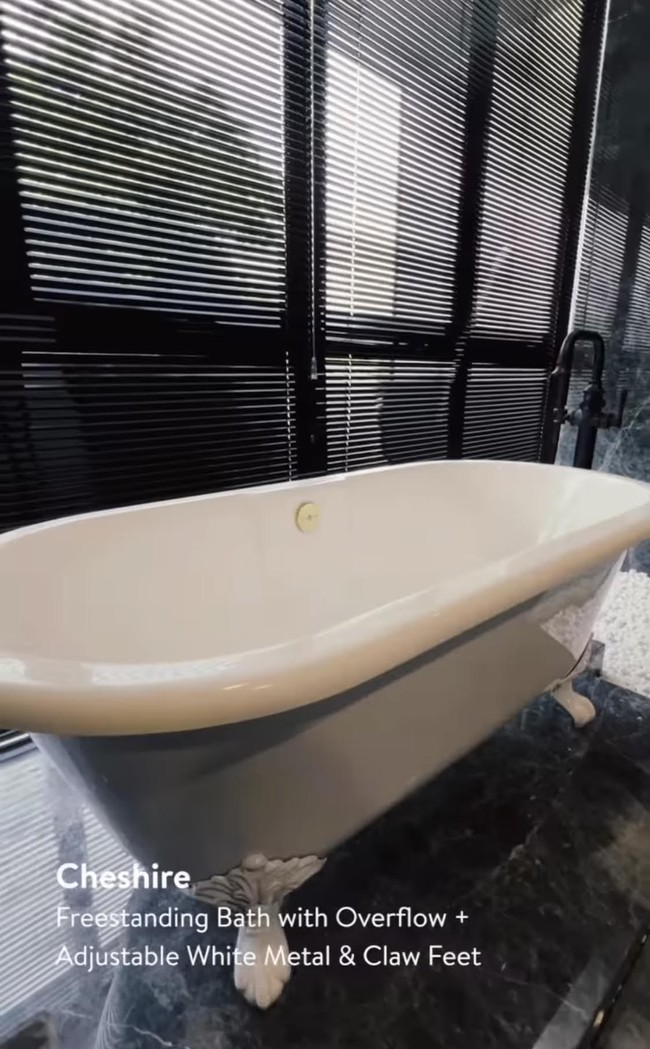 Salah satu bagian yang menarik perhatian adalah bath tub cantik bernuansa putih. Mengutip dari situs Reuters merek bath tub dari Victoria + Albert ini dibanderol 2.300 euro atau sekitae Rp 38 jutaan. Foto: Instagram @rachelvennya