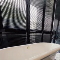 Salah satu bagian yang menarik perhatian adalah bath tub cantik bernuansa putih. Mengutip dari situs Reuters merek bath tub dari Victoria + Albert ini dibanderol 2.300 euro atau sekitae Rp 38 jutaan. Foto: Instagram @rachelvennya