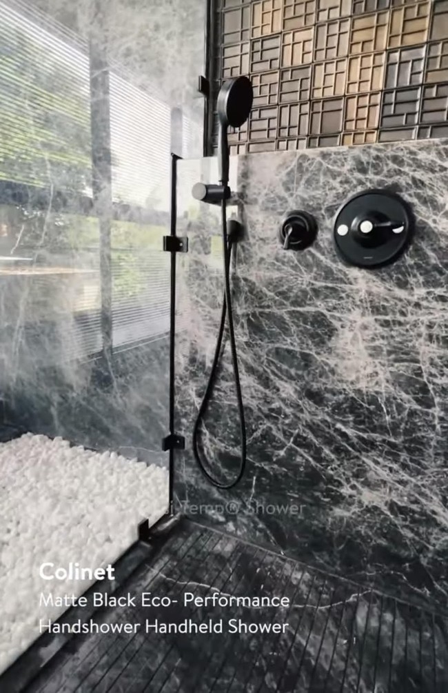 Tampilan shower yang modern dan mewah juga menjadi bagian dari kamar mandi pribadi Rachel Vennya. Foto: Instagram @rachelvennya