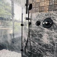 Tampilan shower yang modern dan mewah juga menjadi bagian dari kamar mandi pribadi Rachel Vennya. Foto: Instagram @rachelvennya