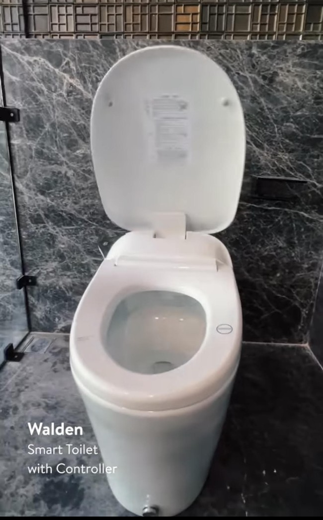 Kemudian ada toilet otomatis yang berteknologi tinggi. Nuansa hitam modern menjadi pilihan Rachel Vennya. Foto: Instagram @rachelvennya