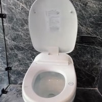 Kemudian ada toilet otomatis yang berteknologi tinggi. Nuansa hitam modern menjadi pilihan Rachel Vennya. Foto: Instagram @rachelvennya