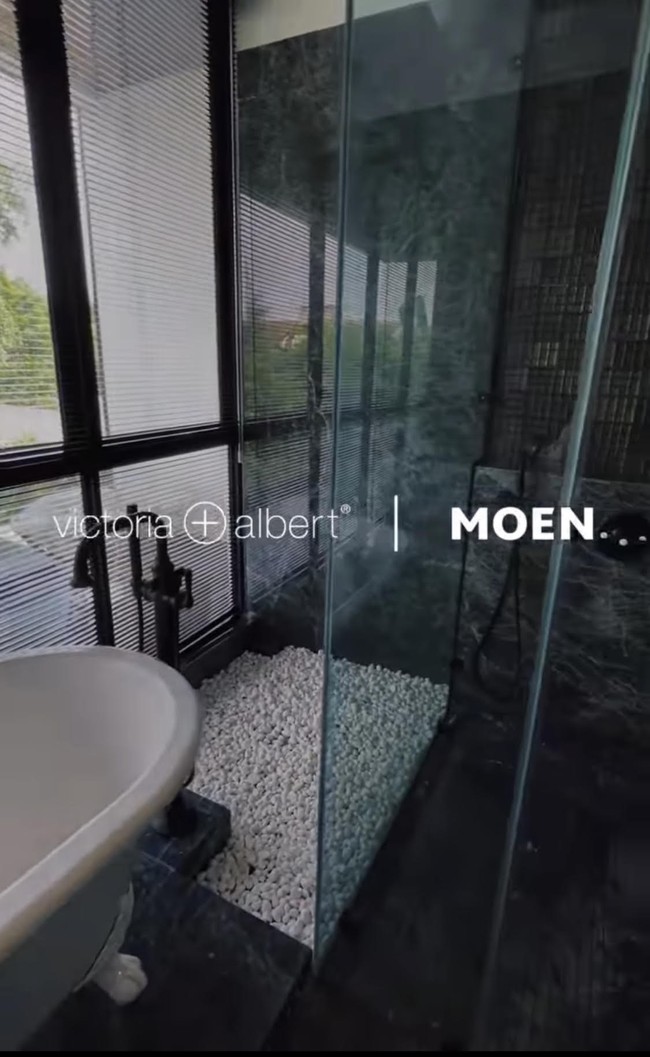 Kamar mandi Rachel Vennya juga dilengkapi area batu-batu putih yang rencananya akan ditambahkan penghijauan. Foto: Instagram @rachelvennya