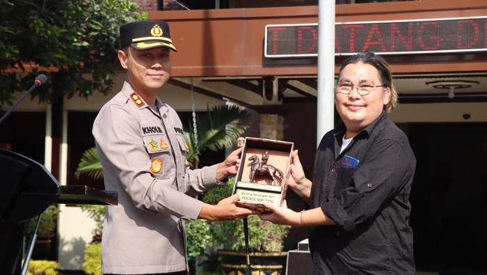 Kapolres Malang AKBP Putu Kholis Aryana memberikan apresiasi kepada sutradara film Message of Kanjuruhan