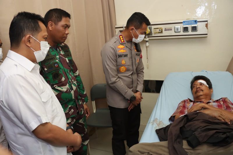 Kapolresta Tangerang Kombes Sigit Dany Setiyono bersama Forkopimda Kabupaten Tangerang menjenguk korban luka akibat bentrok di Pasar Kuta Bumi (dok. Ist)