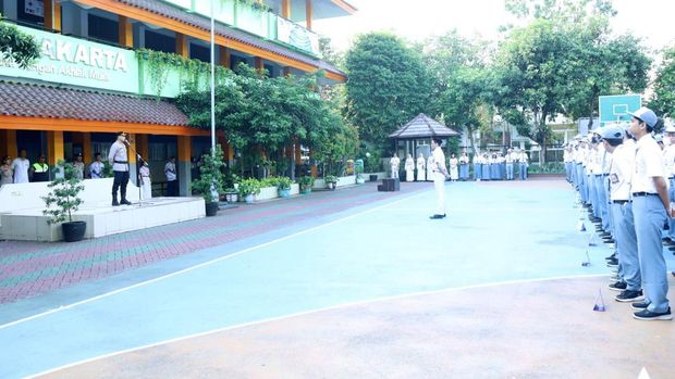 Kapolsek Mampang Prapatan Kompol David Yunior Kanitero menjadi pembina upacara di SMA Negeri 60 Jakarta