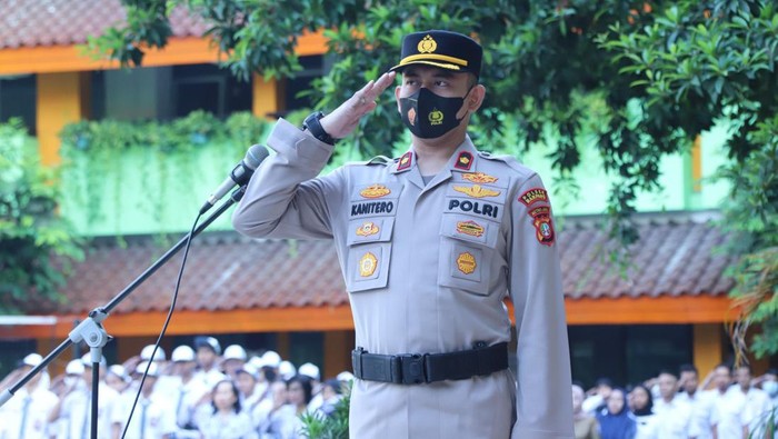 Kapolsek Mampang Prapatan Kompol David Yunior Kanitero menjadi pembina upacara di SMA Negeri 60 Jakarta